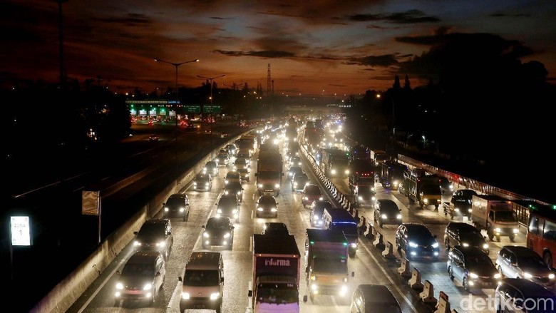 Tol Cikampek Arah Jakarta Tersendat Jelang Rest Area KM 42 Tol Cikampek Arah Jakarta Tersendat Jelang Rest Area KM 42