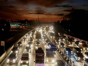 Tol Cikampek Arah Jakarta Tersendat Jelang Rest Area KM 42