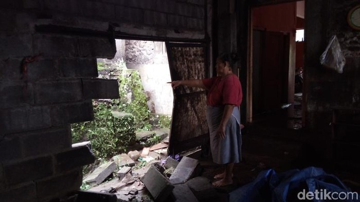 Tembok Rumah Warga di Semarang Jebol Diterjang Banjir Luapan Irigasi