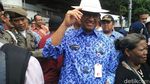 Gaya Anies Pakai Topi Koboi dari Lulung di Tanah Abang