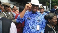 Tak lama setelah diberi topi, Anies langsung melepasnya. (Foto: Muhammad Fida Ul Haq/detikcom)