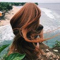 Dalam sejumlah foto yang diunggah ke Instagram, ia sering menggerai bahkan membuat rambut tersebut terbang yang menambah kesan dramatis pada fotonya. Foto: Instagram Anastasiya Sidorova