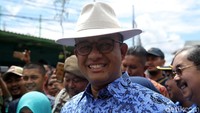 Anies meninjau penataan PKL di depan Stasiun Tanah Abang, Jakarta Pusat, Jumat (22/12/2017).
