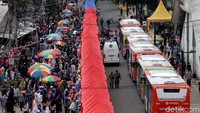 Tampak deretan tenda telah terpasang. Setidaknya ada 150 tenda yang dipasang, tetapi penomorannya ada yang sampai 400.