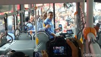 Anies dan Budi Kaliwono saat memasuki bus Tanah Abang Explorer. Anies tampak tersenyum saat naik Tanah Abang Explorer (Foto: Muhammad Fida Ul Haq/detikcom)