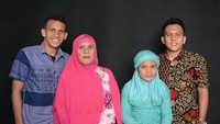 Pemain Timnas U-19, Egy Maulana Vikri, mengucapkan selamat hari ibu secara khusus kepada ibundanya, Aspia, pada hari ini. (dok. pribadi)