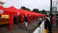 Foto:Tenda-tenda berwarna merah berdiri dan berjajar rapi di salah satu jalur jalan yang ditutup. Fotografer: Haris Fadhil-detikcom