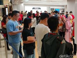 Orang Jakarta Banyak yang Rela Antre Beli Ponsel Rp 20 Juta