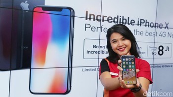 Untuk memperoleh iPhone X 64 GB pembeli cukup membayar Rp 7.999.000 dan iPhone X 256 GB, ditawarkan seharga Rp 10.799.000 dengan syarat, pelanggan harus berlangganan paket prabayar Smartfren iPlan 500 sebesar Rp 500 ribu setiap bulannya selama 24 bulan. (Foto: Ari Saputra)