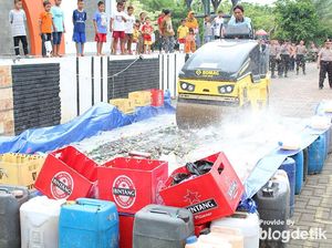 Ratusan Botol Miras Dimusnahkan Jelang Tahun Baru