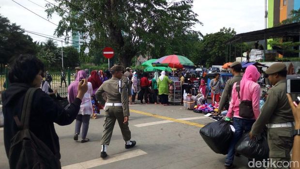 Satpol PP di Tanah Abang / 