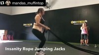 Berbagai jenis olahraga pun ia lakukan seperti rope jumping jacks hingga berat badannya turun dan meninggalkan kelebihan kulit. (Foto: Instagram/mandas_muffintop)