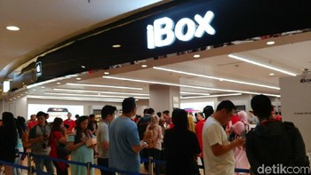 Suasana antrean di luar toko. Foto: detikINET/Anggoro Suryo Jati