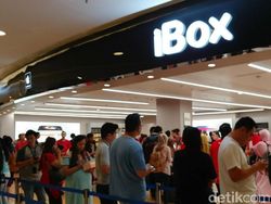 Orang Jakarta Banyak yang Rela Antre Beli Ponsel Rp 20 Juta