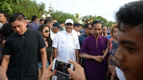 Dampak erupsi Gunung Agung, masih menimbulkan kegelisahan bagi Bali. Untuk membangkitkan gairah wisata Bali, Jokowi dan Menpar Aref Yahya mendatangi Pantai Kuta Bali (dok Kemenpar)