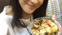 Pemaran Cinta dalam film AADC ini juga menikmati bibimbap yang sehat. Terlihat ada aneka sayuran, nasi dan telur. Foto: Instagram @therealdisastr