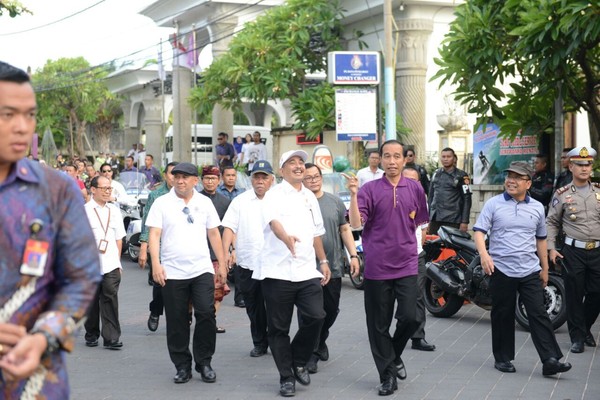 Turut hadir pula Gubernur Bali Made Mangku Pastika. Dalam foto yang diunggah ke Instagram, terlihat dalam tinjauan kali ini Presiden Jokowi, Menpar Arief dan Menteri PUPR Basuki melepas alas kaki saat berjalan di tepian Pantai Kuta dalam foto sebelumnya (Dok. Kemenpar)