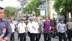 Foto: Gaya Santai Jokowi dan Menterinya Tinjau Pantai Kuta