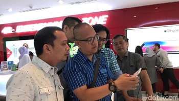 Ada yang terkesima dengan iPhone X keluaran Apple ini. Foto: detikINET/Adi Fida Rahman