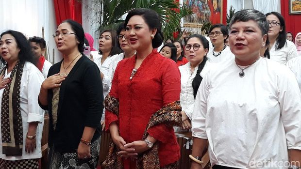 Happy Farida (berkebaya merah) dalam acara hari ibu di DPP PDIP