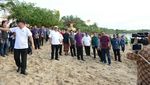 Foto: Gaya Santai Jokowi dan Menterinya Tinjau Pantai Kuta