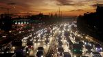 Foto: Jelang Libur Natal, Tol Jakarta-Cikampek Padat Merayap