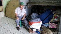 Pedagang menunggu pembeli yang tak kunjung datang ke Pasar Blok G, Tanah Abang, Jakarta Pusat, Jumat (22/12/2017).