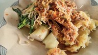 Indramayu punya rumbah yang mirip pecel. Dibuat dari kangkung, tauge dan kacang panjang rebus. Sayuran ini dilengkapi daun semanggi lalu disiram bumbu kacang. Makin mantap ditambah gorengan! Foto: Instagram kuswointan