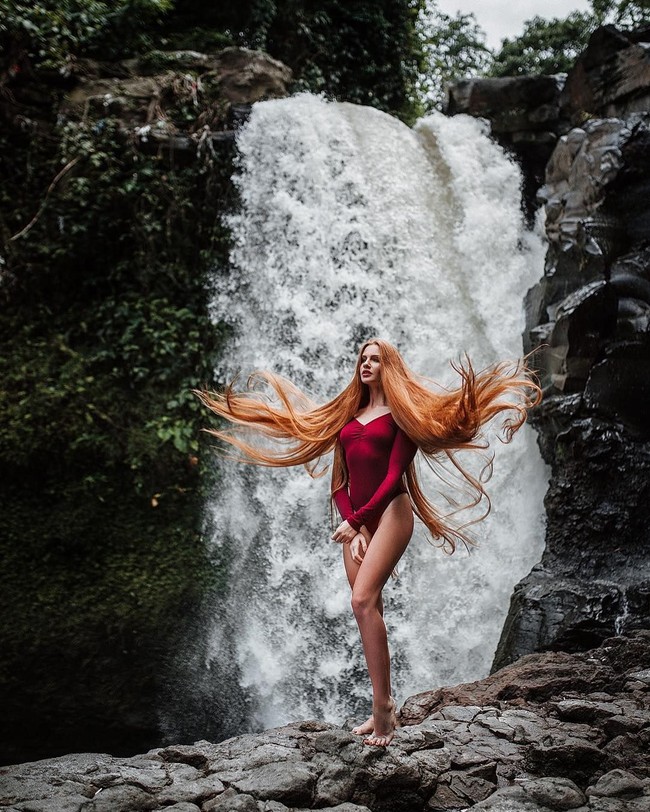Atas pengalaman itu, wanita 23 tahun ini terjun menjadi seorang trichologist yang bertugas merawat klien dengan masalah rambut dan kulit kepala. Foto: Instagram Anastasiya Sidorova