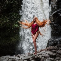 Atas pengalaman itu, wanita 23 tahun ini terjun menjadi seorang trichologist yang bertugas merawat klien dengan masalah rambut dan kulit kepala. Foto: Instagram Anastasiya Sidorova