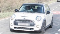 Pemain dari klub asal kota London Chelsea NGolo Kante juga lebih suka mengendarai mobil murah. NGolo terlihat sedang mengendarai Mini Cooper S bekas yang dibeli dengan harga sekitar 20.000 Poundsterling atau Rp 362 juta. (Istimewa).