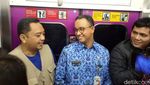 Foto: Pakai OK Oktrip, Begini Momen Anies Naik KRL ke Tanah Abang