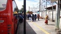 Pemandangan ini berbeda dengan pantauan pada pukul 09.30 WIB pagi tadi saat trotoar tersebut bersih dari PKL. Anies Baswedan sendiri tadi berada di sekitar Stasiun Tanah Abang hingga pukul 11.15 WIB.