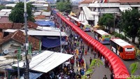 Jalan di depan Stasiun Tanah Abang ditutup pukul 08.00-18.00 WIB setiap harinya. Kendaraan pribadi dilarang melintas (Foto: Haris Fadhil/detikcom)