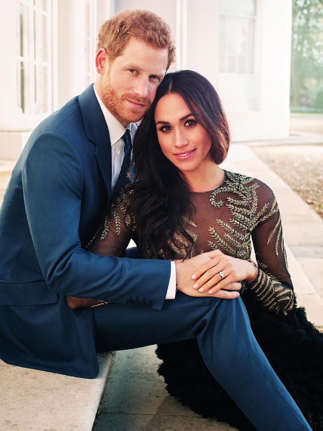 Foto lain dari album pertunangan Meghan Markle dan Pangeran Harry yang diabadikan oleh Alexi. Tampak Meghan anggun berbalut gaun Ralpha & Russo seharga Rp 1,1, miliar! (Foto: Alexi Lubomirski via Getty Images)