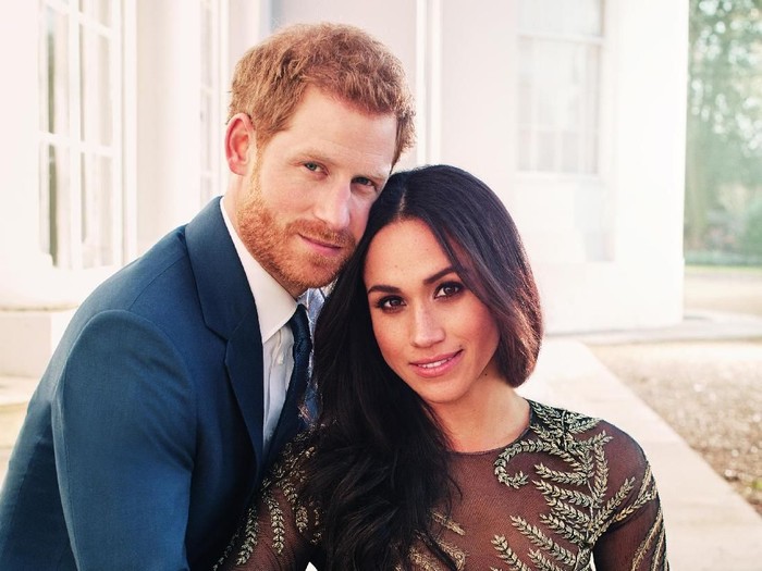 Pangeran Harry dan Meghan Markle NO SALES. Terms of release, which must be included and passed-on to anyone to whom this image is supplied: USE AFTER 31/05/2018 must be cleared by Kensington Palace. This photograph is for editorial use only. NO commercial use. NO use in calendars, books or supplements. Use on a cover, or for any other purpose, will require approval from Art Partner and the Kensington Palace Press Office. There is no charge for the supply, release or publication of this official photograph. This photograph must not be digitally enhanced, manipulated or modified and must be used substantially uncropped. Copyright in the photographs is vested in Prince Harry and Ms. Meghan Markle. Publications are asked to credit the photograph to Alexi Lubomirski.
WINDSOR, UNITED KINGDOM - DECEMBER: In this handout photo provided by Kensington Palace, Prince Harry and Meghan Markle pose for one of two official engagement photos at Frogmore House in December, 2017 in Windsor, United Kingdom. (Photo by Alexi Lubomirski via Getty Images)
