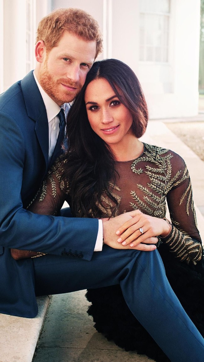 Frogmore House juga menjadi lokasi pemotretan foto resmispernikahan Pangeran Harry dan Meghan Markle. Dalam balutan gaun transparan Ralph & Russo seharga Rp 1 miliar, Meghan yang dikenal sebagai aktris itu menebar pesonanya. (Foto: Alexi Lubomirski via Getty Images)
