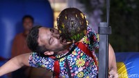 Aksinya saat mengambil koin di semangka.
