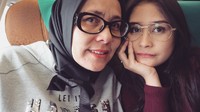 Di awal kariernya, Prilly Latuconsina juga selalu ditemani sang ibu saat syuting. Dok. Instagram