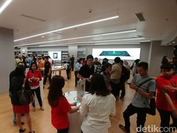 Orang Jakarta Banyak yang Rela Antre Beli Ponsel Rp 20 Juta