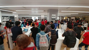 Beberapa pengujung terlihat mengerubungi Uya Kuya, presenter terkenal, yang juga membeli iPhone X di iBox. Foto: detikINET/Anggoro Suryo Jati