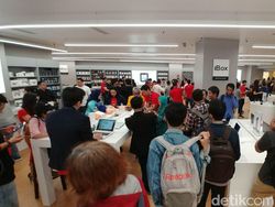 Orang Jakarta Banyak yang Rela Antre Beli Ponsel Rp 20 Juta