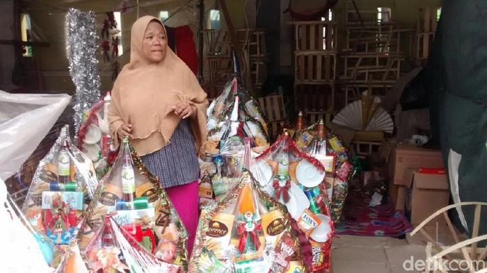 Pedagang Parsel Raup Omzet Jutaan Rupiah per Hari Jelang Natal
