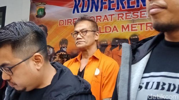 Tio Pakusadewo Terjerat Narkoba, Ayu Ting Ting Kepergok Satu Hotel dengan Raffi Ahmad