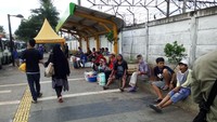 Foto: Tenda-tenda untuk para PKL juga belum terpasang. Para PKL yang biasa memenuhi trotoar masih belum terlihat ramai. Hanya ada beberapa penjual kopi dan kue yang berada di trotoar. Fotografer: Haris Fadhil-detikcom.