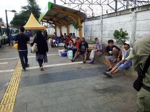 Ada Spanduk Larangan Berjualan di Atas Trotoar di Tanah Abang