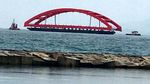 Foto: Rangka dari Jembatan Kebanggaan Jokowi Tiba di Papua