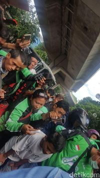 Sebagian dari mereka ada yang mengambil gambar di lokasi.