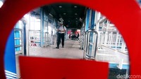 Bersamaan dengan uji coba itu, warga sudah dapat membeli kartu OK OTrip yang dijual di sejumlah halte Transjakarta.