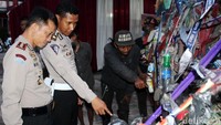 Polisi memeriksa Vespa yang telah dimodifikasi secara ekstrim dan menyalahi aturan standar. (Dok Polres Garut).
